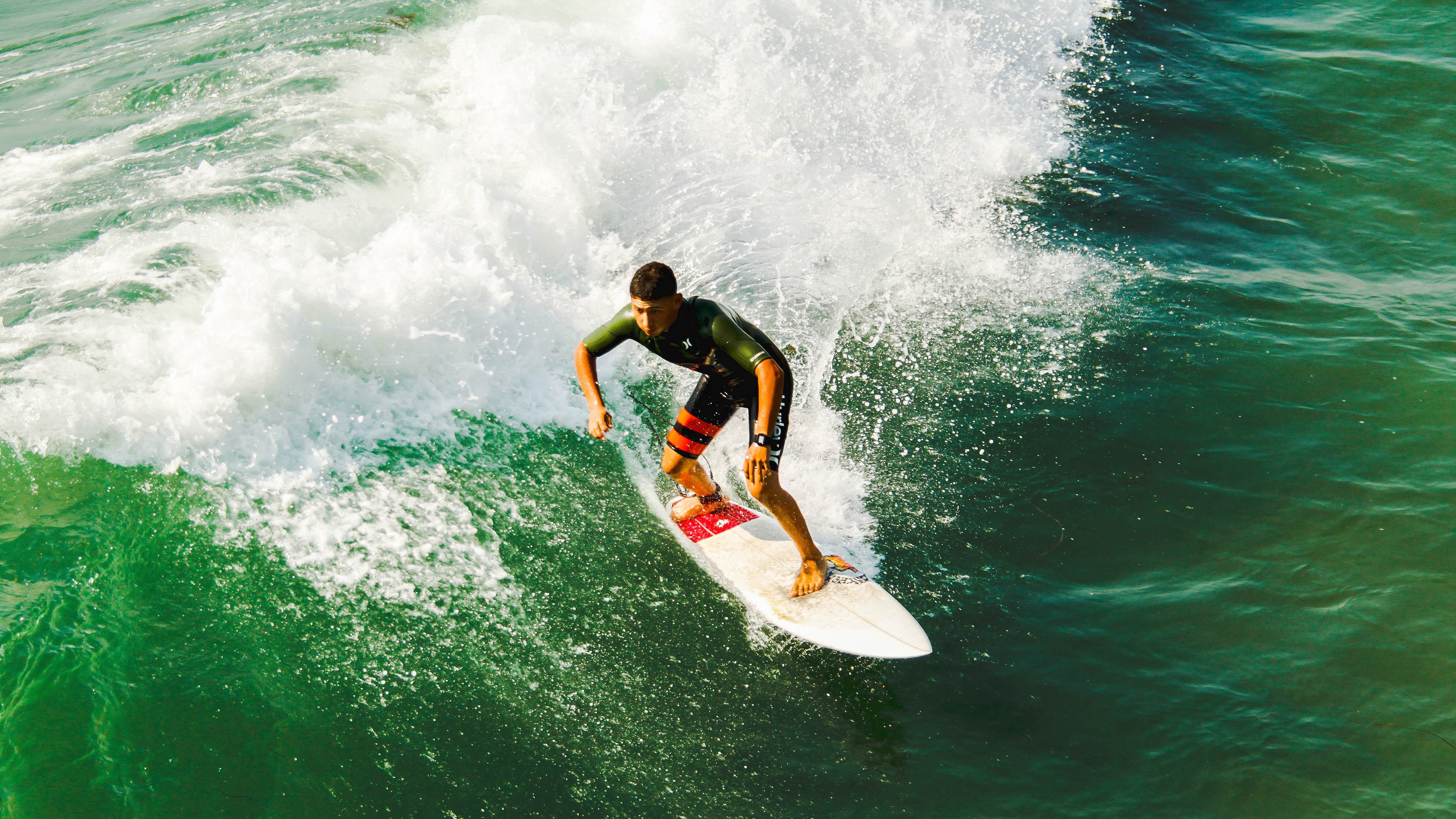 跨界合作打造足球主题的数字文创作品，实现多场景应用，足球文化创意秀