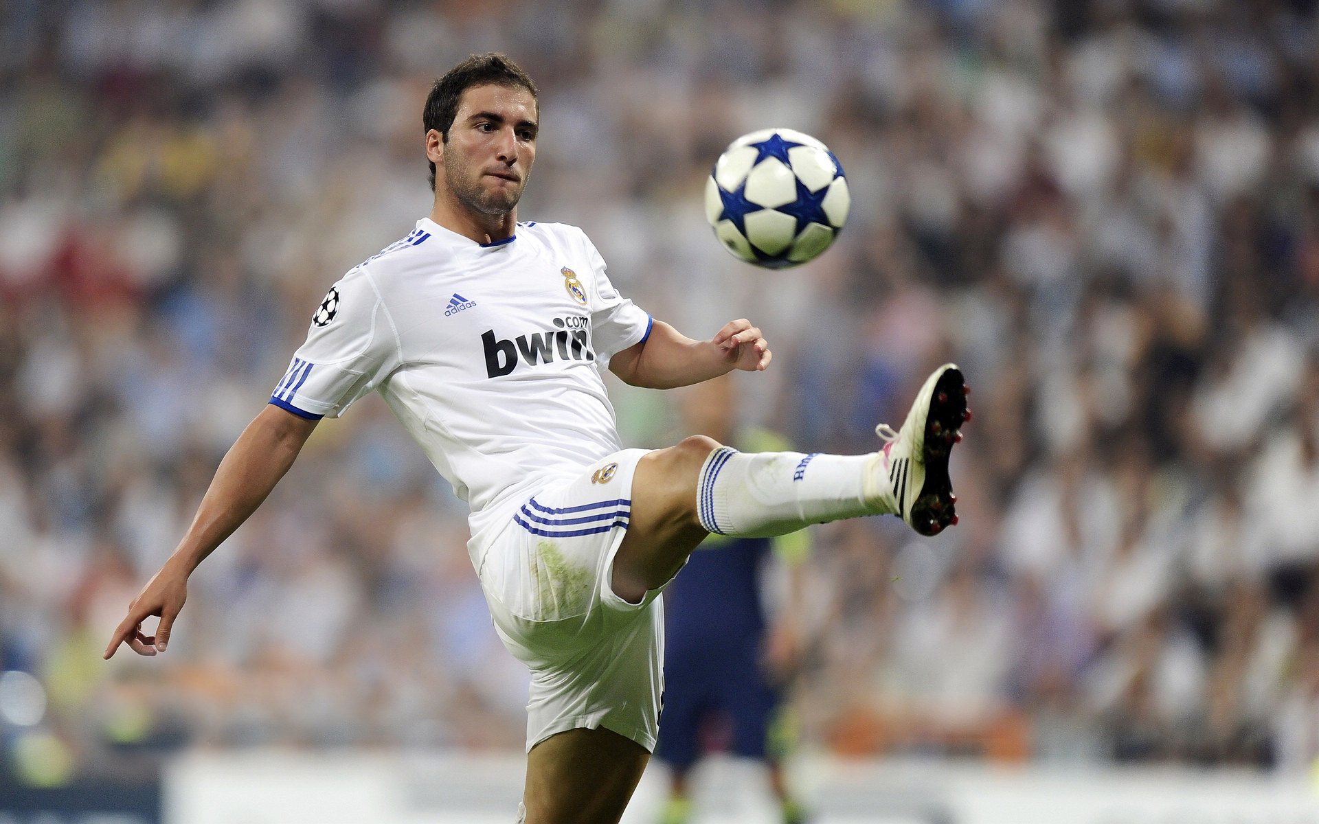 爱游戏官方网站-乔治·巴尔：全黑队中场的“防守堡垒”，控制比赛节奏